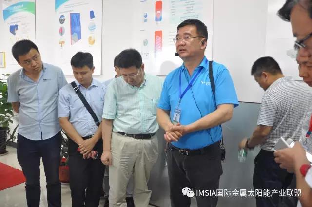 蓝色海洋太阳能总裁李博峰为参观者介绍产品